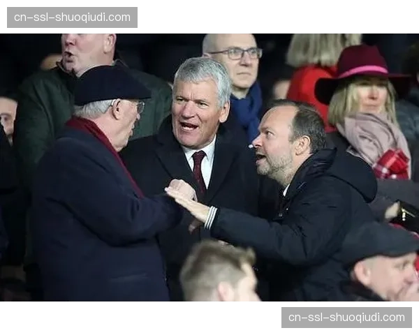 看台一幕：前曼联主帅弗格森现身伊蒂哈德球场观战