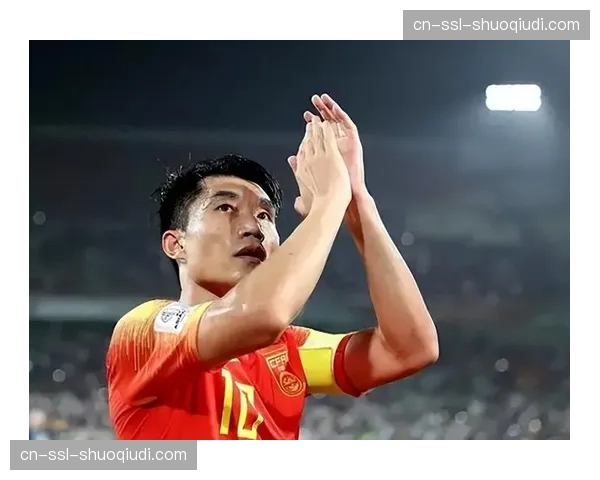 特写：皮斯胡安球场因球迷投掷杂物中断比赛，主裁召集双方队长