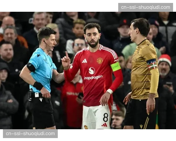 争议判罚后，波尔多主帅向第四官员激烈投诉，被出示黄牌警告