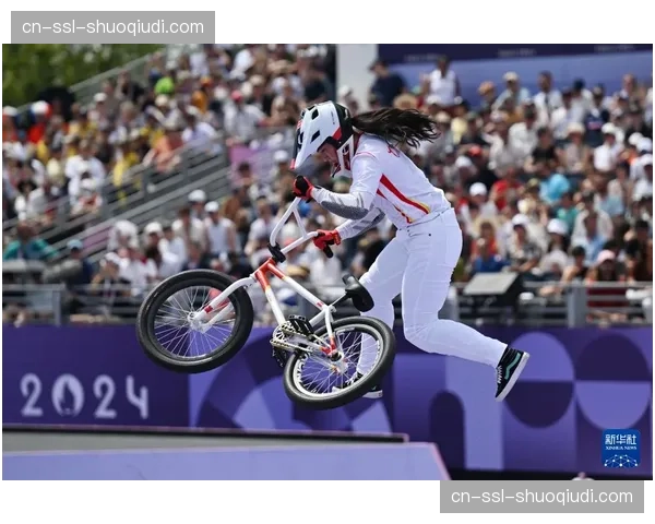 “特写：巴黎-尼斯最后赛段，珍宝车队为保护领骑衫组成严密防线”